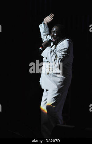 Durham, North Carolina, Stati Uniti d'America. Il 29 giugno, 2013. Il cantante Eddie Levert di R & B gruppo l'O'Jays performanti a Durham Performing Arts Center. Credito: Tina Fultz/ZUMAPRESS.com/Alamy Live News Foto Stock