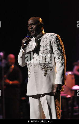 Durham, North Carolina, Stati Uniti d'America. Il 29 giugno, 2013. Il cantante ERIC CONCESSIONE DELLA R & B gruppo l'O'Jays performanti a Durham Performing Arts Center. Credito: Tina Fultz/ZUMAPRESS.com/Alamy Live News Foto Stock