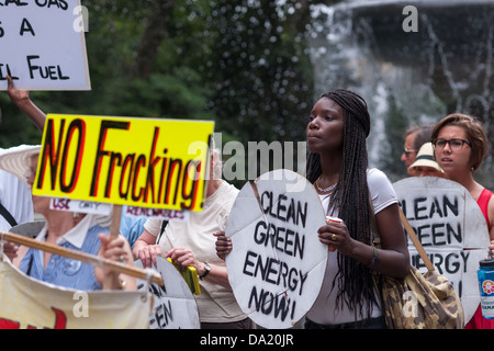 Gli attivisti ambientali utilizzare il teatro di strada e un 'flash mob' per ottenere i loro punti di vista circa fracking e gasdotti per il trasporto di gas naturale Foto Stock