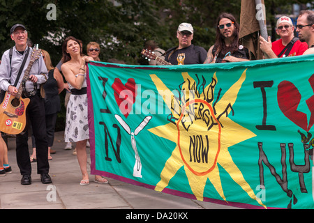 Gli attivisti ambientali utilizzare il teatro di strada e un 'flash mob' per ottenere i loro punti di vista circa fracking e gasdotti per il trasporto di gas naturale Foto Stock