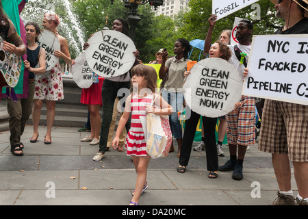 Gli attivisti ambientali utilizzare il teatro di strada e un 'flash mob' per ottenere i loro punti di vista circa fracking e gasdotti per il trasporto di gas naturale Foto Stock