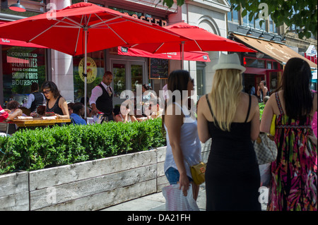 Patroni sedersi al cafe del Gallo Rosso ristorante sul Lenox Avenue nel quartiere di Harlem Foto Stock