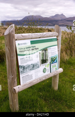 Commissione forestale segno, Leitir Fura, Kinloch foresta, con montagne delle Highlands scozzesi oltre, Isola di Skye, UK. Foto Stock