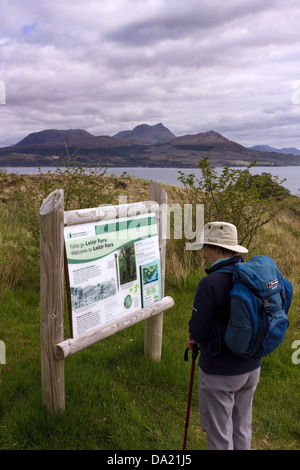 Lettura dello scuotipaglia commissione forestale segno, Leitir Fura, Kinloch foresta, Isola di Skye, UK. Foto Stock
