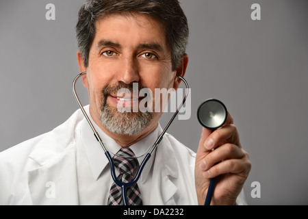 Ritratto di ispanici medico utilizzando uno stetoscopio in office Foto Stock