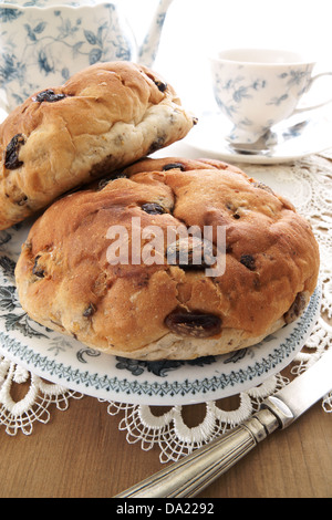 Teacakes tostato tradizionale torta britannico di uva passa, l'uva sultanina e spezie in un panino. Spesso mangiati come snack con il tè del pomeriggio. Foto Stock