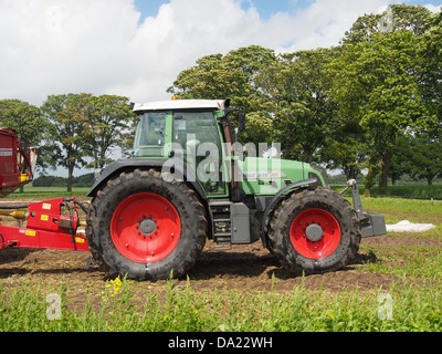 Il Fendt 818 Vario TMS è un trattore agricolo ad alte prestazioni. Questa immagine mette in evidenza il design potente e la tecnologia avanzata del trattore, noto per le sue capacità di coltivazione di precisione e le sue prestazioni robuste in varie attività agricole. Foto Stock