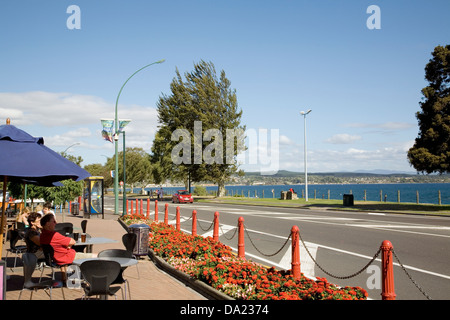 Il perfettamente curati e visitatore accogliente città di Taupo adagiata sulle rive del volcanically formata Lago Taupo, Nuova Zelanda. Foto Stock