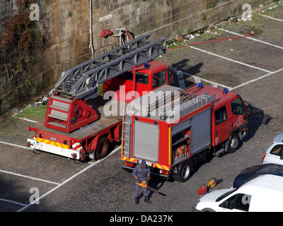 Questa immagine mostra il Batalhão de Sapadores Bombeiros, i vigili del fuoco di Porto, una parte essenziale dei servizi di emergenza della città. La fotografia riflette l'importanza del servizio civile a Porto. Foto Stock
