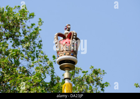 Corona sulla bandiera pole in the mall Foto Stock