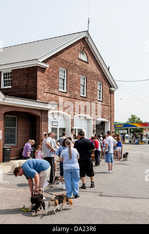 Proprietari di animali domestici in coda con i loro cani per libero dei vaccini antirabbici dato dal villaggio di Canajoharie, New York, Mohawk Valley Foto Stock