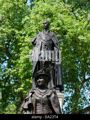 Statua della regina Elisabetta la Regina madre con suo marito King George VI Foto Stock