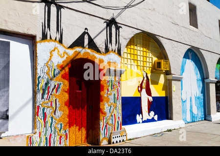 Street view nella zona di Funk a Santa Barbara in California che mostra murales dipinti e ingressi di artisti. Foto Stock