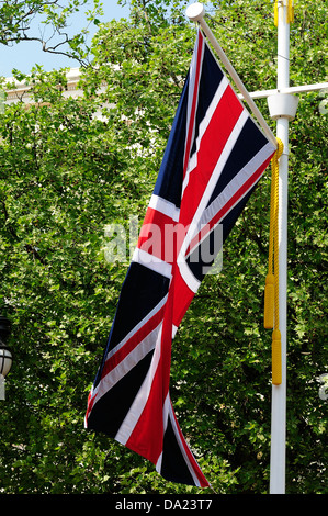 Unione Jack battenti in the Mall Foto Stock