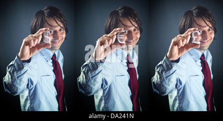 Uomo sorridente con euro, sterline e dollari di simbolo di valuta Foto Stock