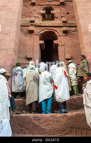 Pellegrini con il tradizionale scialle bianco per partecipare ad una cerimonia presso la Bete Medhane Alem chiesa, Lalibela, Etiopia Foto Stock