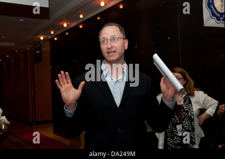 Il dott. Elie Azrak, presidente di naama intervenendo alla cerimonia di apertura della XXVII International Medical Convenzione di Naama. Foto Stock