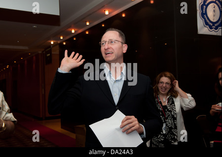 Il dott. Elie Azrak, presidente di naama intervenendo alla cerimonia di apertura della XXVII International Medical Convenzione di Naama. Foto Stock