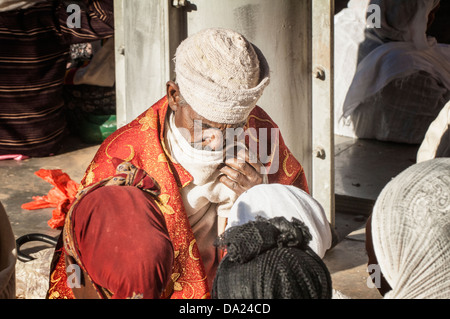 Sacerdote tenendo le reliquie di Bete Medhane Alem Chiesa, Lalibela, Etiopia settentrionale Foto Stock