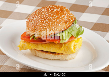 Una deliziosa colazione a base di uova, prosciutto, lattuga e pomodori a fette Foto Stock