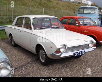 La Ford Consul Consair DR-22-60 del 1964, presentata al Nationaal Oldtimer Festival Zandvoort nel 2010, rappresenta la classica ingegneria automobilistica della metà del XX secolo. Il veicolo è un modello inglese vintage, noto per il suo stile e le sue prestazioni nella sua epoca. Foto Stock
