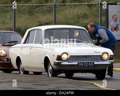 La Ford Consul Consair DR-22-60 del 1964, presentata al Nationaal Oldtimer Festival di Zandvoort nel 2010, è un classico esempio del design automobilistico degli anni '1960. Questo veicolo esemplifica la maestria e le prestazioni dell'artigianato britannico della metà del secolo. Foto Stock