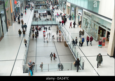 Al suo interno un colpo di occupato Manchester Arndale shopping centre. Foto Stock