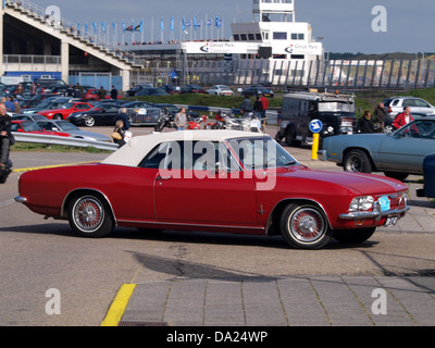 Questa immagine raffigura una Chevrolet Corvair Monza del 1965, presentata al Nationaal Oldtimer Festival di Zandvoort, Paesi Bassi. La Corvair Monza è un modello di auto d'epoca noto per il suo design distinto e il fascino vintage. Foto Stock