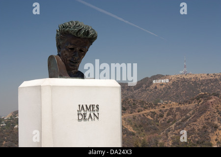 James Dean busto presso l'Osservatorio Griffith, Los Angeles con la Hollywood Sign in background Foto Stock