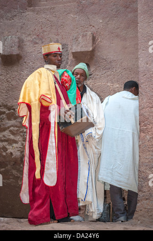 Sacerdote tenendo le reliquie di Bete Medhane Alem Chiesa, Lalibela, Etiopia settentrionale Foto Stock
