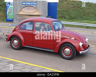 Questa immagine mostra una Volkswagen 111011 del 1969 al Nationaal Oldtimer Festival di Zandvoort, 2010. L'auto d'epoca è esposta tra le automobili classiche di vari periodi, mostrando il suo design storico. Foto Stock