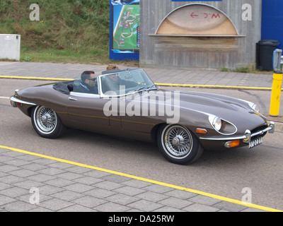 La Jaguar e-Type 1970, presentata al Nationaal Oldtimer Festival 2010 di Zandvoort, è una classica auto sportiva britannica. Nota per il suo design elegante e le alte prestazioni, la e-Type è diventata un simbolo iconico dell'ingegneria automobilistica negli anni '1960 e '1970 Foto Stock