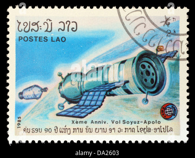 LAOS- circa 1985: un timbro stampato in Laos mostra volo sperimentale della Soyuz e Apollo, circa 1985 Foto Stock