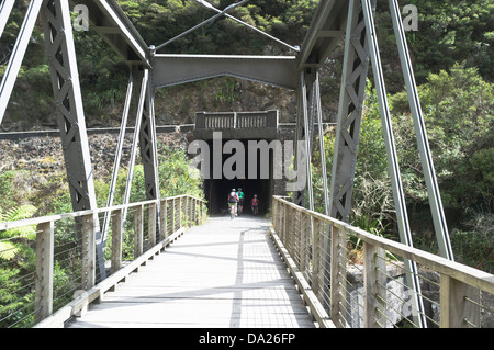 Dh KARANGAHAKE GORGE Popolo della Nuova Zelanda Bicicletta Equitazione sul sentiero bridge attraverso il tunnel di data mining Foto Stock