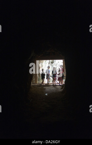 dh KARANGAHAKE GORGE NUOVA ZELANDA Bambini che guardano nel tunnel minerario ingresso all'interno della grotta per bambini Foto Stock