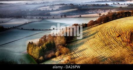 Soleggiata collina rugosa in mattinata con misty dawn e luce frost Foto Stock