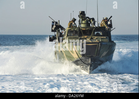 Un US Navy Special Forces fluviale barca di comando conduce una pattuglia Giugno 22, 2013 in Bahrein. Foto Stock