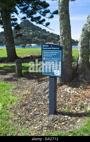 dh Tairua COROMANDEL NEW ZEALAND Nessun cane consente di preavviso e cartello di avvertenza cane Foto Stock