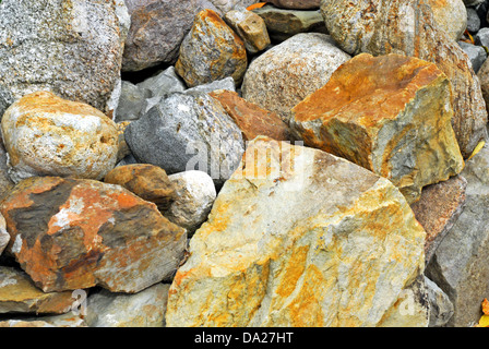 Close-up di diverse grandi rocce in pila. Foto Stock