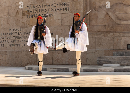 Soldati greci, Evzones, marciando accanto alla tomba del Milite Ignoto, al di fuori del palazzo del Parlamento, Atene, Grecia Foto Stock
