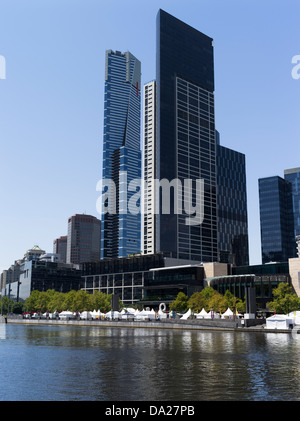 Dh Fiume Yarra MELBOURNE AUSTRALIA Southbank Luogo di acqua dolce e Torre Euraka riverside skyline di edifici Foto Stock