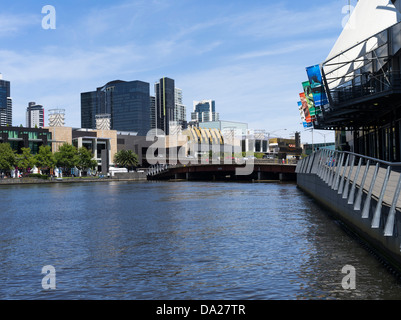 Dh Fiume Yarra MELBOURNE AUSTRALIA Riverside edifici Melbourne Aquarium Kingsway bridge Foto Stock