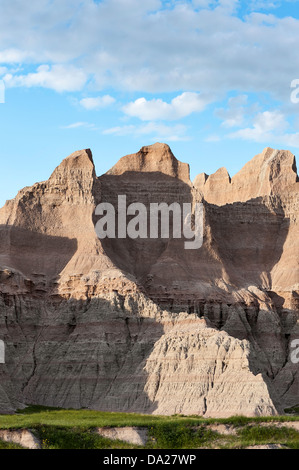 Vento, acqua e tempo la mietitrebbia con la roccia sedimentaria strati per formare Parco nazionale Badlands in Sud Dakota. Foto Stock