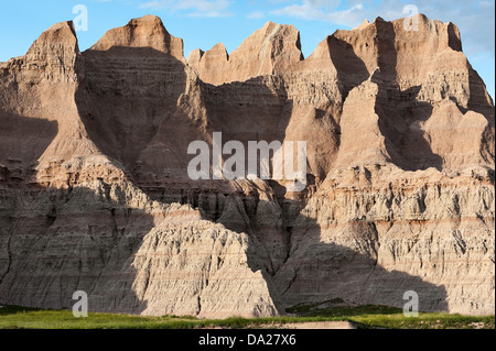 Vento, acqua e tempo la mietitrebbia con la roccia sedimentaria strati per formare Parco nazionale Badlands in Sud Dakota. Foto Stock