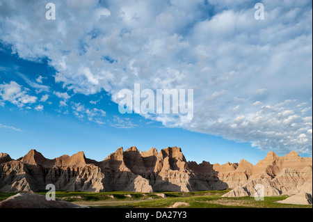 Vento, acqua e tempo la mietitrebbia con la roccia sedimentaria strati per formare Parco nazionale Badlands in Sud Dakota. Foto Stock