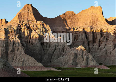 Vento, acqua e tempo la mietitrebbia con la roccia sedimentaria strati per formare Parco nazionale Badlands in Sud Dakota. Foto Stock