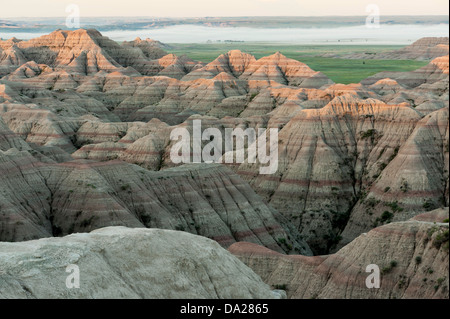 Vento, acqua e tempo la mietitrebbia con la roccia sedimentaria strati per formare Parco nazionale Badlands in Sud Dakota. Foto Stock