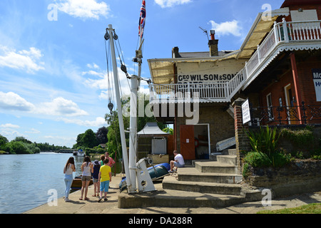 Noleggio barca presso la casa di traghetto sul Fiume Tamigi, Sunbury-on Thames, Surrey, England, Regno Unito Foto Stock