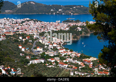 La città capitale e porto dell' isola di Skiathos in Grecia Foto Stock