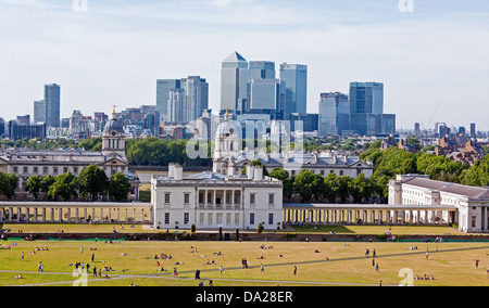 Canary Wharf e il Museo Marittimo da Greenwich Park London REGNO UNITO Foto Stock